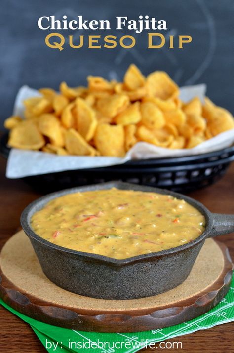 Chicken Fajita Queso Dip by Inside Bru Crew Life as part of the Friday Five - Superbowl addition 3 - Feed Your Soul Too Party Dip Recipes, Bowl Party Food, Chicken Fajita, Queso Dip, Superbowl Party Food, Football Food, Snacks Für Party, Yummy Dips, Chicken Fajitas