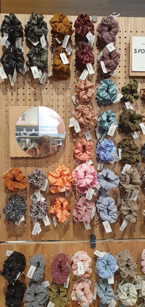 Headband Booth Display, Scrunchie Pop Up Display, Headband Market Display, Hair Accessories Booth Display, Craft Fair Displays Scrunchies, Scrunchie Booth Display, Scrunchie Pop Up Shop, Scrunchie Board Display, Market Stall Display Ideas Scrunchies