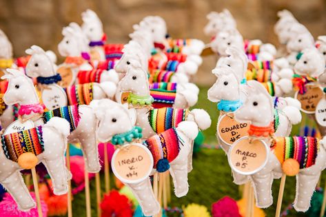 Galería de Fotos | Bodas en Perú Peru Decor, Peruvian Inspired Wedding, Peruvian Wedding, Peru Alpaca, Wedding Table Details, Udaipur Wedding, Mexican Decor, Diy Projects To Try, Wedding Favours