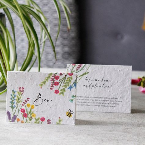 Plantable Wedding Favour Place Card Outdoor Wedding Table - Etsy Norway Outdoor Wedding Table Settings, Colourful Weddings, Plantable Wedding Favors, Table Settings Wedding, Outdoor Wedding Tables, Simple Classic Wedding, Bee Friendly Flowers, Wildflower Wedding Theme, Colourful Wedding