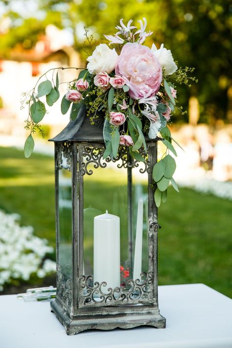 Flowers On Lanterns, Wedding Room Divider Backdrop, Wedding Lanterns Decorations, Lanterns With Flowers Centerpieces, Pink Lanterns Decor, Decorated Lanterns Ideas Wedding, Wedding Lanterns With Flowers, Lantern Centerpieces With Flowers, Lantern With Flowers