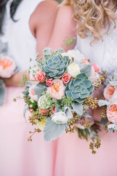 peach succulent bouquet | Karyn Johnson Photography | Glamour & Grace Flowers And Succulents, Kaktus Dan Sukulen, Succulent Bouquet Wedding, Succulent Bouquet, Boda Mexicana, Succulent Wedding, Mint Wedding, Peach Wedding, Glamorous Wedding