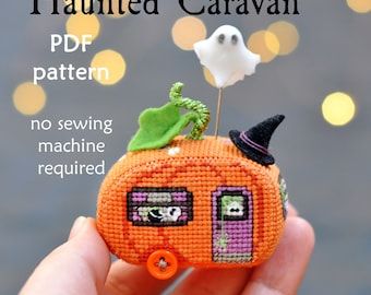 Cross Stitch Art Pattern, Halloween Camper, Cross Stitch Halloween, House Cross Stitch, Halloween Cross Stitch, Stitch Halloween, Pin Cushions Patterns, Halloween Cross Stitch Patterns, Diy Broderie