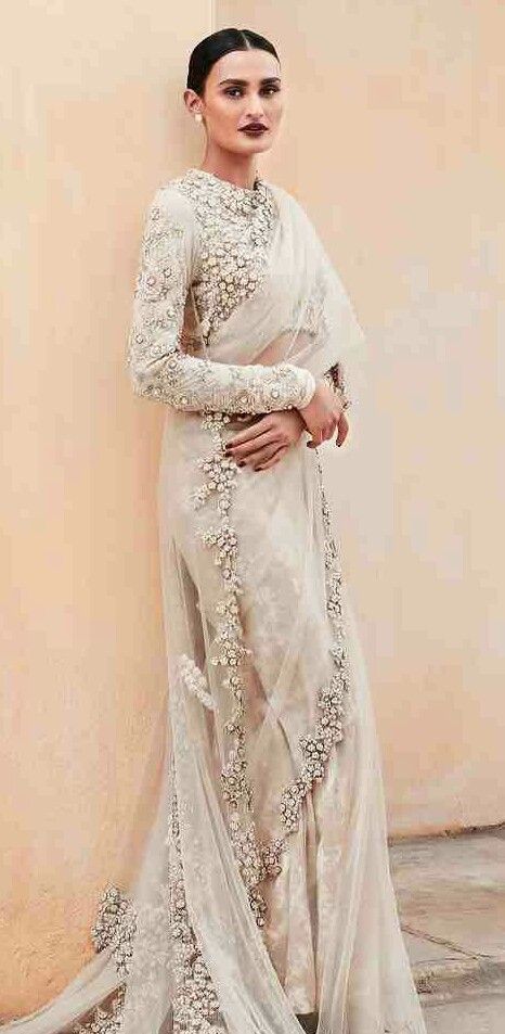 Bridal Outfits Indian, Bridal Dress Indian, Sabyasachi Blouse, Saree Outfit, Sabyasachi Sarees, 00s Mode, Wedding Photography Ideas, Indian Sari Dress, Ballroom Costumes