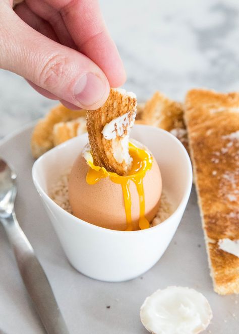 Soft boiled egg with toast soldiers Boiled Egg Times, How To Boil Eggs, Dippy Eggs, Boil Eggs, Soft Boiled Egg, Boiled Egg Diet, Soft Boiled Eggs, Egg Diet, Egg Dish