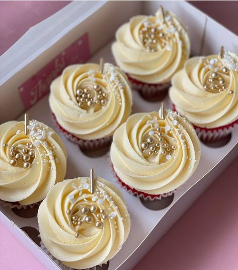 Gold Icing Cupcakes, Golden Cupcakes Ideas, White And Gold Cupcakes Birthdays, Golden Anniversary Cupcakes, Cream And Gold Cupcakes, Art Deco Cupcakes, Cupcakes Business Ideas, Cupcakes With Gold Flakes, 25 Birthday Cupcakes