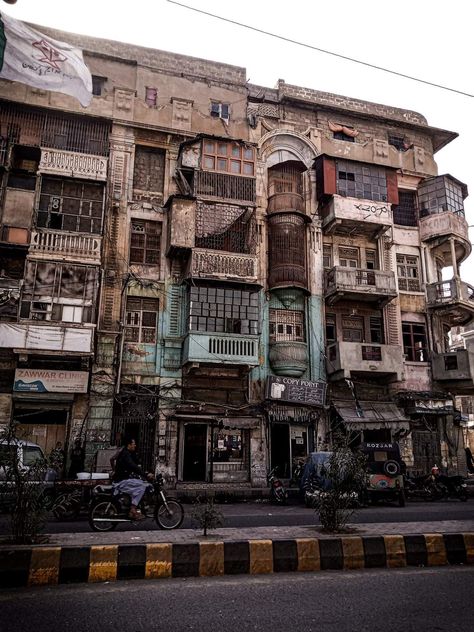 Old Karachi Pictures, Pakistan Street Aesthetic, Karachi Pakistan Aesthetic, Karachi Aesthetic, Fantasy Frog, Pakistani Architecture, Pakistan Aesthetic, Travel Pakistan, Melanistic Animals