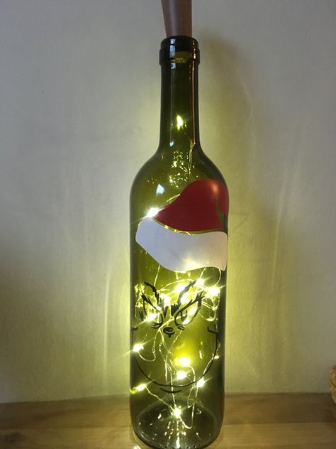 Grinch light up bottle with fairy lights. Grinch Painted Wine Bottle, Glass Box Crafts Ideas, Light Up Wine Bottles Christmas, Diy Wine Bottle Crafts With Lights, Fairy Light Bottles, Christmas Wine Bottles With Lights, Christmas Bottle Lights, Wine Bottle Cricut Ideas, Painted Wine Bottles With Lights