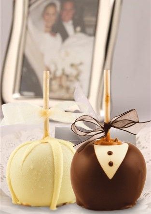 Best caramel apples EVER! Candy Apple Favors, Apple Wedding Favors, Dipped Treats, Gourmet Candy Apples, Gourmet Caramel Apples, Caramel Treats, Gourmet Apples, Apple Wedding, Bridal Shower Gifts For Bride