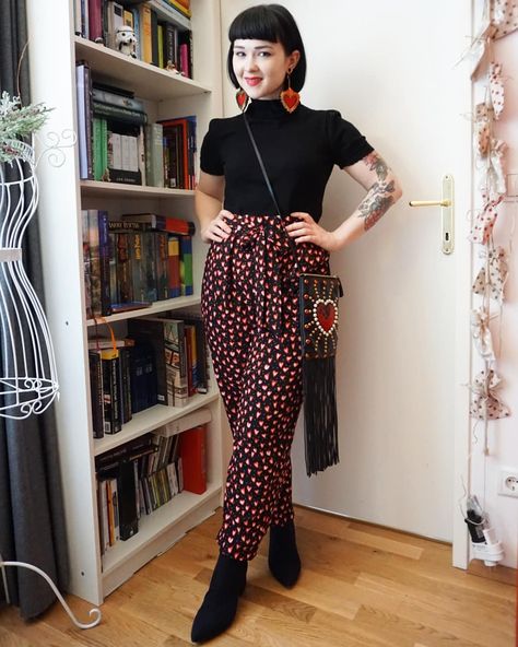 Midsize Grunge Outfits, Wide Leg Leggings Outfit, Modest Grunge, Petite Curvy Fashion, Whimsigoth Style, Belted Trousers, Wide Leg Leggings, Office Vintage, Business Casual Work