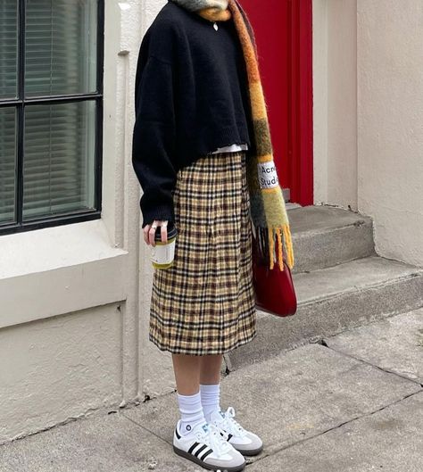 Checkered Skirt Outfit, Acne Studios Scarf, Catwalk Collection, Checkered Skirt, Maxi Skirt Outfits, Quirky Fashion, Skirt Outfit, Mode Inspo, Fashion Images