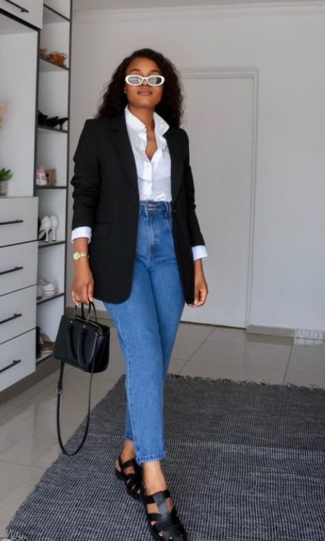 Jeans And Blazer Outfit Plus Size, White Shirt Outfit Women, Cream Blazer Outfit, Loafers With Jeans, Official Outfits, Jeans Blazer Outfit, Office Work Attire, Office Wears, Chic Office Outfit