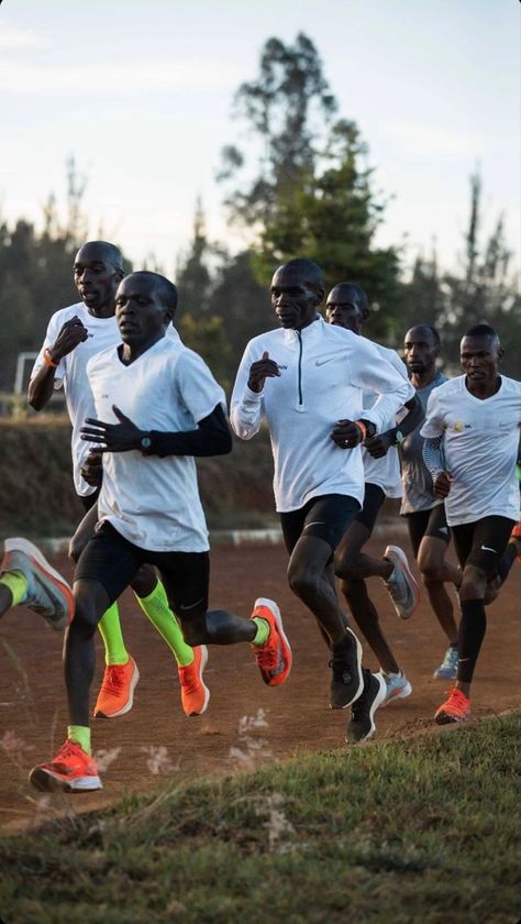 Eliud Kipchoge, Mens Fashion Week Street Style, Marathon Training Plan, Running Inspiration, People Running, Street Style Outfits Men, Mens Fashion Week, Marathons, Outdoor Running