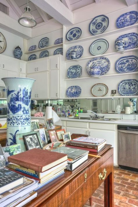 Another Chinoiserie Kitchen Furlow Gatewood, Chinoiserie Kitchen, Plates On The Wall, Classic White Kitchen, Fancy Kitchens, Blue And White Chinoiserie, Charming Kitchen, Blue White Decor, The Enchanted Home