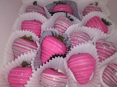 Pink Glitter Strawberries, Pink And Silver Strawberries, Hot Pink Strawberries, Pink And Black Birthday Treats, Valentines Dipped Treats, Pink Baked Goods, Barbie Strawberries, Pink Chocolate Strawberries, Pink Chocolate Covered Strawberries