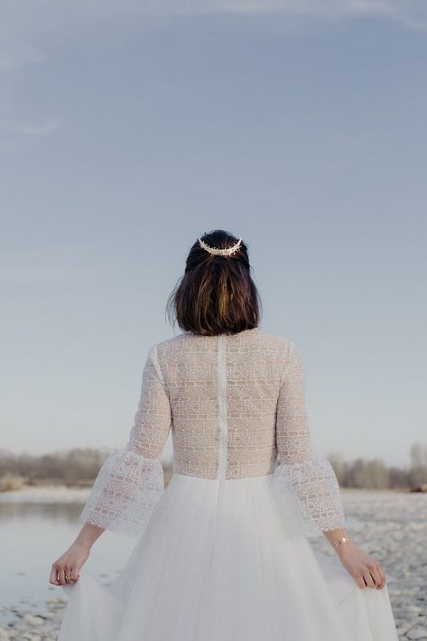 The Moon & The Stars | A Styled Inspiration Wedding Shoot with a Cosmos Theme Beautiful Green Eyes, Styled Wedding Shoot, Green Moon, Festival Bride, Alternative Wedding Rings, 50 Years Anniversary, Cake Photo, Light Blue Flowers, Gold Headband