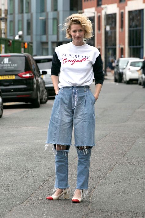 Trench Coat Styling, Bizarre Fashion, Coat Styling, Street Style London, Denim Fits, Streets Of London, Giovanna Battaglia, Denim Inspiration, Anna Dello Russo