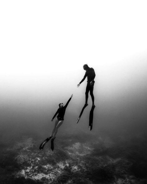 Free Diving Photography, Nautical Sleeve, Free Diver, Couple Silhouette, Free Diving, Open Water Swimming, Fun Photoshoot, Waves Tattoo, Deep Water