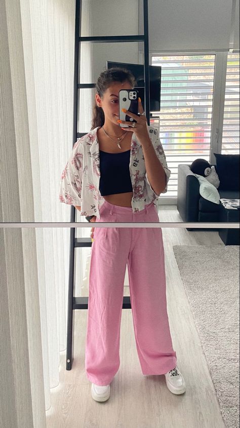 Pink Wide Leg Trousers Outfit, Pastel Pants Outfit, Pink Trousers Outfit Classy, Pink Trousers Outfit Casual, Pink Wide Leg Pants Outfit, Pink Pants Outfits, Pink Trousers Outfit, Silk Pants Outfit, Outfit Wide Leg