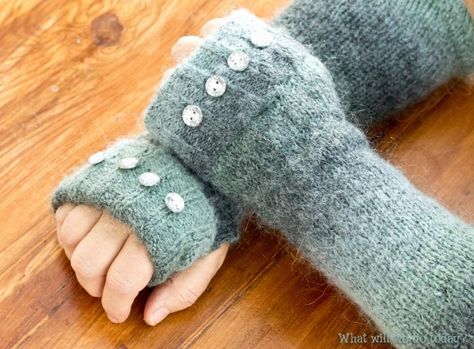 Sweater Crafts, Diy Gifts To Make, Recycled Sweaters, Old Sweater, Upcycle Sweater, Wool Projects, Fingerless Mittens, Wrist Warmers, Wool Crafts