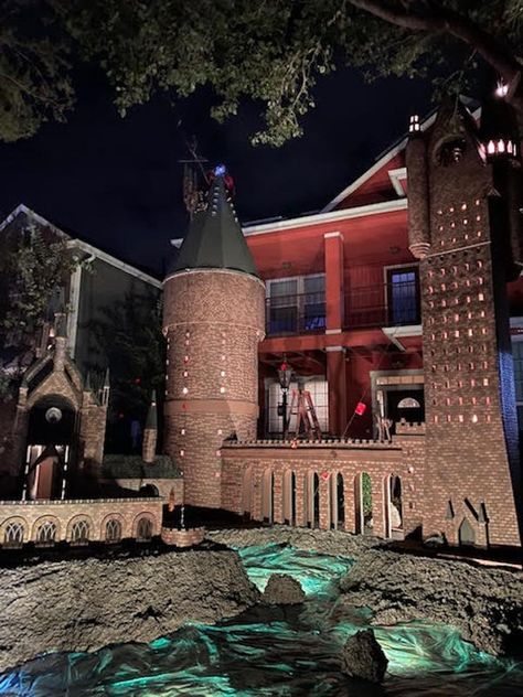 A family created a drive-by Halloween display that looks like Hogwarts - Insider Cardboard Hogwarts Castle, Harry Potter Halloween Front Yard, Harry Potter Yard Decor, Outdoor Harry Potter Halloween, Diy Harry Potter Outdoor Decor, Harry Potter Haunted House, Hogwarts Halloween Decorations, Harry Potter Trunk Or Treat, Halloween Exterior