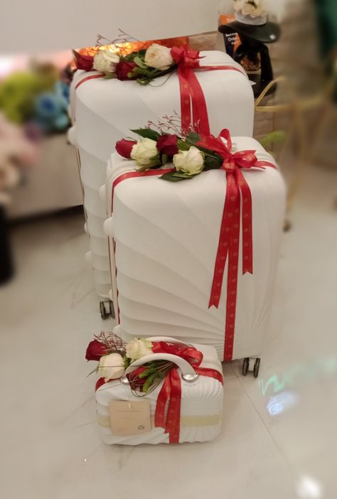 Bridal Luggage Decoration, Wedding Luggage Decor, Luggage Gift Wrapping Ideas, Suitcase Gift Wrapping, Trolly Bag Decoration For Wedding, Luggage Decorating Ideas, Suitcase Decoration Wedding, Bridal Suitcase, Luggage Decoration