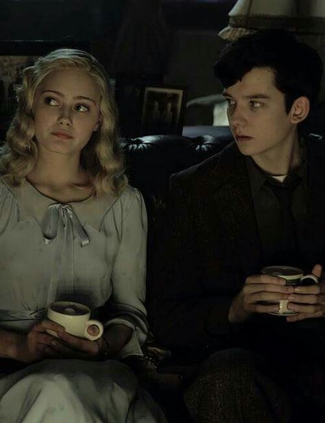 Emma Bloom and Jake Portman (Miss Peregrine's Home for Peculiar Children) Ms Peregrine, Mrs Peregrine, Jacob Portman, Miss Peregrine's Peculiar Children, Ella Purnell, Peregrine's Home For Peculiars, Asa Butterfield, Miss Peregrines Home For Peculiar, Miss Peregrine