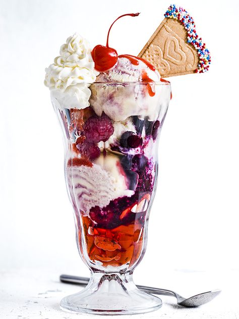 Boozy knickerbocker glory - Nothing says summer quite like our boozy knickerbocker glory with Pimm's jelly. This will be a hit with adults and kids. Dip the wafer in icing or melted chocolate, then in sprinkles, if you like. Knickerbocker Glory, Boozy Ice Cream, Bbq Desserts, Fruit Parfait, Milk Shakes, Melted Chocolate, Ice Cream Desserts, Indulgent Desserts, An Ice Cream