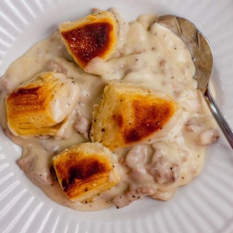 Biscuits and Gravy Casserole Recipe - Just 3 Ingredients! - Fit Healthy Macros Biscuits Gravy Casserole, Healthy Macros, Gravy Casserole, Healthy Biscuits, Biscuits And Gravy Casserole, Biscuits Gravy, Delicious Breakfast Casserole, Macro Recipes, Monthly Menu