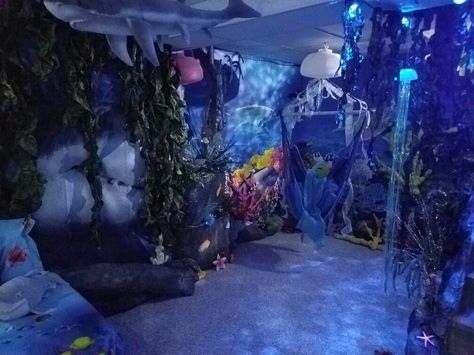 Aquatic Theme Bedroom, Jelly Fish Themed Room, Deep Ocean Themed Bedroom, Underwater Theme Room, Aquatic Themed Bedroom, Deep Sea Bedroom Ideas, Aquarium Bedroom Ideas, Blue Indie Room, Deep Sea Bedroom Aesthetic