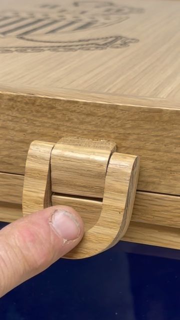 Box Latch Ideas, Wooden Latch, Hinges Diy, Creative Woodworking Ideas, Wooden Lock, Whittling Ideas, Wooden Hinges, Wooden Lockers, Wood Hinges