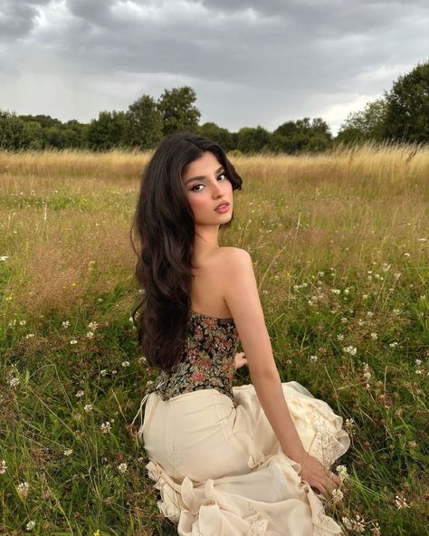 Pretty Senior Pictures, Rashan Mh, Nature Outfits, Senior Photoshoot Poses, Beautiful Photoshoot Ideas, Spring Photoshoot, Pinterest Style, Grad Photoshoot, Clubbing Outfits