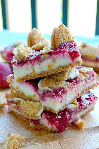 Strawberry Cheesecake Bars Recipes, Strawberry Oreo Cheesecake, Cheesecake Bar, Strawberry Cheesecake Bars, Golden Oreo, Cheesecake Bar Recipes, Munnar, Think Food, Cheesecake Bars