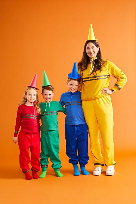 group halloween costumes — crayons Family Halloween Costume Ideas, Crayon Costume, Hippie Costume Halloween, Toy Story Halloween, Dino Costume, Family Halloween Costume, Diy Crayons, Red Christmas Sweater, Easy Diy Costumes