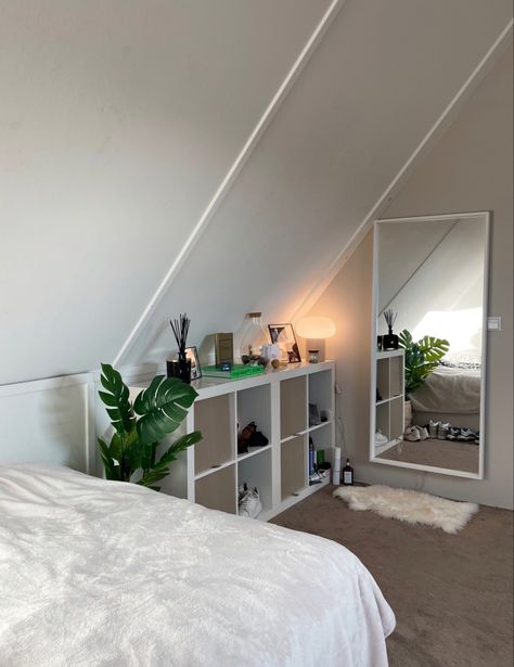 Room Inspo For Attic Room, Small Room With Slanted Ceiling, Student Bedroom Aesthetic, Small Slanted Ceiling Bedroom, Low Attic Bedroom Ideas, Box Room Ideas, Aesthetic Zimmer, Sloped Ceiling Bedroom Ideas, Slanted Ceiling Bedroom