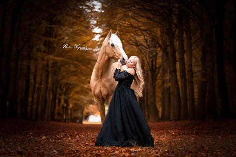 Horse Fall Photoshoot, Fall Horse Photoshoot, Senior Horse Photography, Equine Photography Poses, Cowgirl Photoshoot, Pictures With Horses, Horse Pics, Fall Shoot, Prom Photography