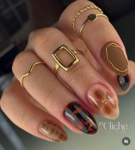 Fall Blooming Gel Nails, Fall Nail Designs Short Nails, Fall Gel Manicure, Rubber Base Nails, Manicure Techniques, Tortie Nails, Simple Fall Nail Designs, Nail Decor, Hippie Nails