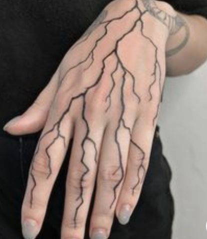 Tattoo Ideas Summer, Dark Tattoo Designs, Dark Tattoo Ideas, Gotik Tattoo, Simple Hand Tattoos, Trash Polka Tattoo Designs, Shadow Tattoo, Minimalistic Tattoo Ideas, Minimalistic Tattoo