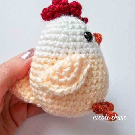 Fae Farm, Chicken Patterns, Chicken Crochet Pattern, Cat Bed Pattern, Crochet Projects To Sell, Crochet Critters, Chicken Crochet, Crocheted Animals, Crochet Owls