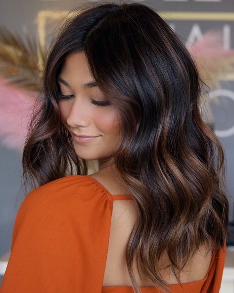 30 Partial Balayage Styles for a Perfect Look in 2021 - Hair Adviser Partial Balayage Brunettes, Balayage Styles, Partial Balayage, Black Hair Balayage, Hair Color Chocolate, Hair Adviser, Color Highlights, Balayage Hair Dark, Spring Hair Color