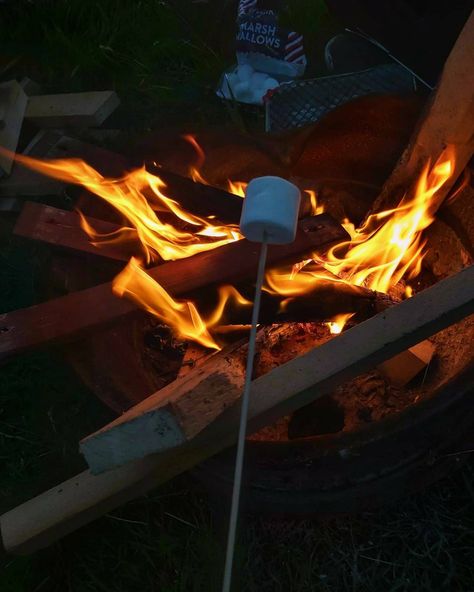 Barbeque Aesthetic Night, Bbq Aesthetic Night, Bbq Aesthetic, Centre Parcs, Bbq Night, Bach Weekend, Bbq Party, Summer Bucket Lists, Summer Bucket