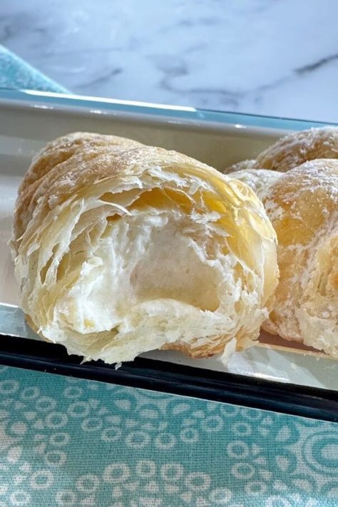 Puff pastry cream horns filled with whipped cream. Puff Pastry Cones, My Country Table, Cream Horn, Cream Horns, Cream Puff Recipe, Puff Pastry Desserts, Country Table, Bar Cookies, Pastry Desserts