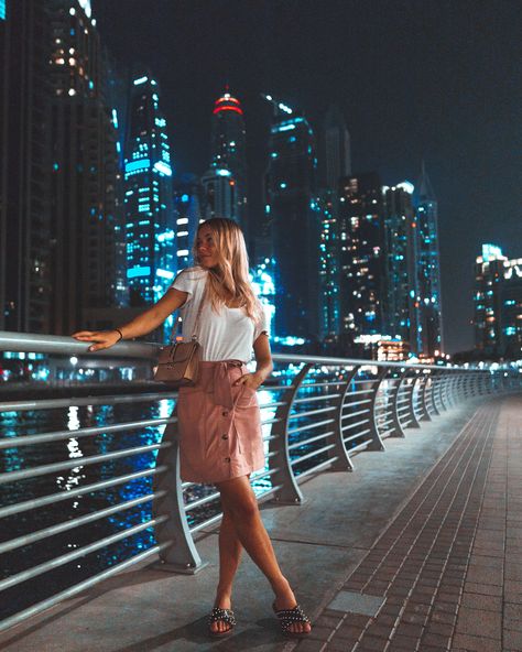 Dubai Marina walks. Dubai photo inspiration Warm Vacation Destinations, Dubai Photography Ideas, Dubai Picture Ideas, Dubai Instagram Pictures, Places In Dubai, Dubai Photoshoot, Dubai Outfit, Dubai Outfits, Dubai Holidays