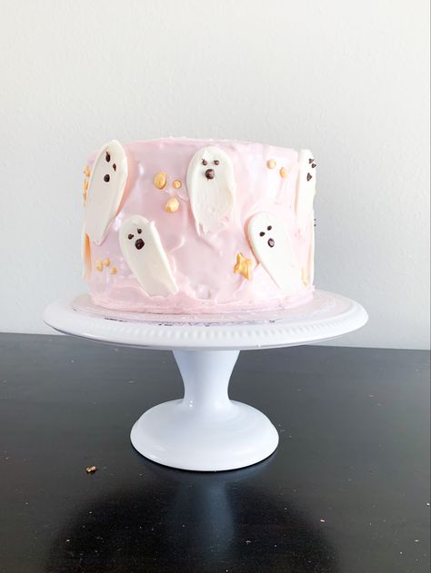 Cookie Cake Halloween, Ghost Birthday Party, Halloween Cakes Easy, Halloween Torte, Pasteles Halloween, Cake Halloween, Bolo Halloween, Halloween Birthday Cakes, Ghost Cake