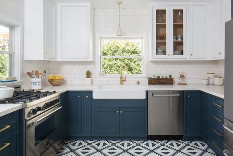 The Blue and White Club meeting is on! - The Enchanted Home Houzz Kitchen, Navy Blue Kitchen Cabinets, Cottage Craftsman, Bold Eclectic, Two Tone Kitchen Cabinets, Navy Blue Kitchen, Kitchen Cabinet Trends, Interiors Kitchen, Eclectic Cottage