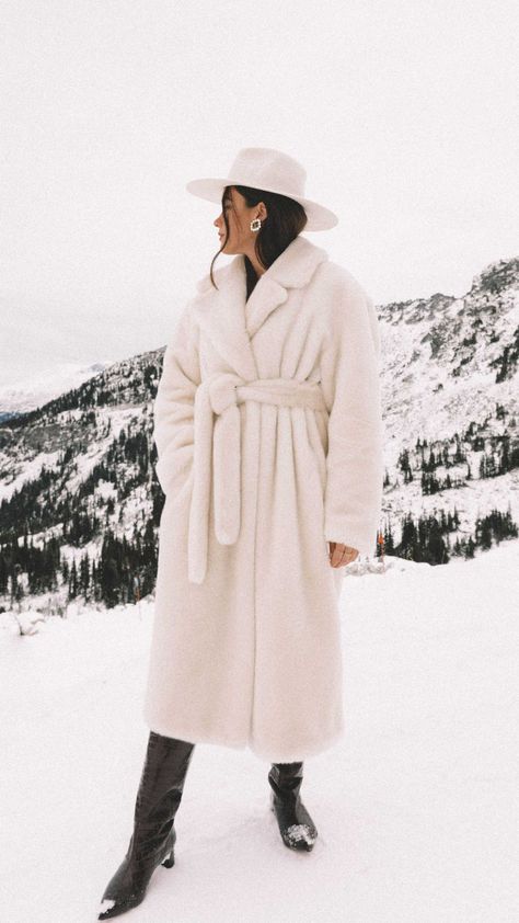 97d0145823aeb8ed80617be62e08bdccdesc51076247ri Ski Resort Outfit, Winter Outfits Canada, Sarah Butler, Winter Birthday Outfit, Winter White Outfit, White Faux Fur Coat, Whistler Canada, What To Wear Skiing, White Fur Coat