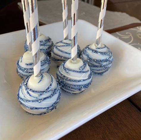 Mama Mia Cake Pops, Navy Blue And Silver Dessert Table, Blue And Silver Cake Ideas, Navy Blue And Silver Cake, Blue And White Birthday Party, Navy Blue Birthday Cake, Blue And Silver Cake, Dusty Blue Cake Pops, Cake Pop Prices