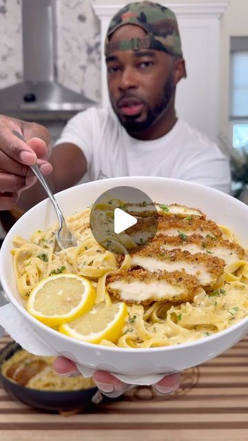 Daven Gates aka OneStopChop on Instagram: "This Creamy Lemon Chicken Pasta is the truth! If we gonna make Alfredo every week, we gotta switch it up right 😅😎 INGREDIENTS 2 boneless skinless chicken breasts 1 tsp natures seasoning all purpose seasoning 1 cup all purpose seasoning (seasoned with 1 tsp garlic and herb seasoning 2 eggs whisked w/ 1 Tbsp whole milk 1 1/2 cups panko bread crumbs seasoned with 1 1/2 tsp Italian seasoning and 1/4 cup grated Parmesan cheese. Slice chicken breasts in half and coat in flour, egg wash, and breadcrumbs. Fry in about 1/2 in of avocado oil. 1-16oz box of fettuccini pasta (cook in salted spilling water until al dente Lemon Cream Sauce 1 Tbsp avocado oil 1 Tbsp unsalted butter Zest of 1 lemon 1/2 medium yellow onion 6 cloves minced garlic 1 t Italian Chicken Alfredo Recipe, Chicken Breast Pasta Recipes, Lemon Garlic Chicken Pasta, Creamy Lemon Chicken Pasta, Lemon Artichoke Chicken, Daven Gates, Fajita Bowl Recipe, Chicken Artichoke Pasta, Chicken Breast Pasta