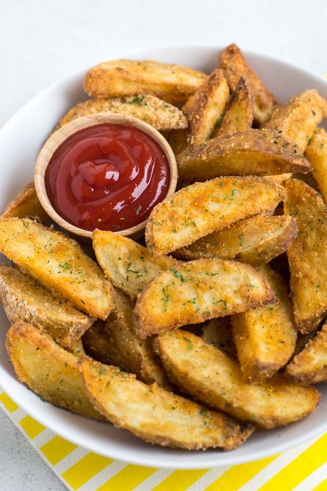 Homemade Potato Wedges, Baked Potato Wedges, Crispy Potato Wedges, Crispy Baked Potatoes, Yummy Fries, Perfect Baked Potato, Potato Wedges Baked, Wedges Recipe, Idee Pasto