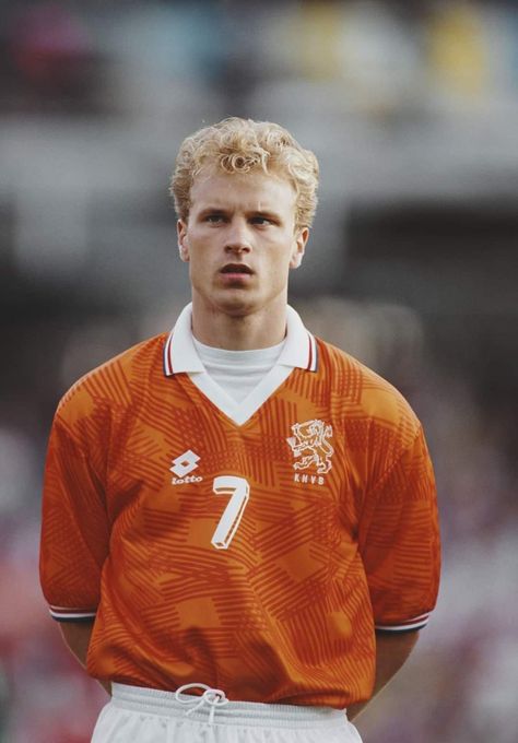 Dennis Bergkamp, Arsenal Wallpapers, Football Players Images, Football Art, Football Poster, Football Pictures, Vintage Football, Boys Haircuts, Football Kits